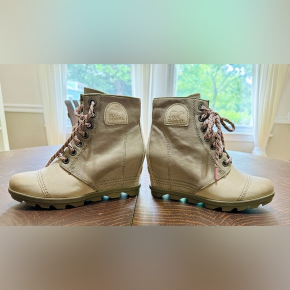 Sorel Shoes - Sorel (size 8 / 39 EURO) “Joan of Artic” Wedge Boot